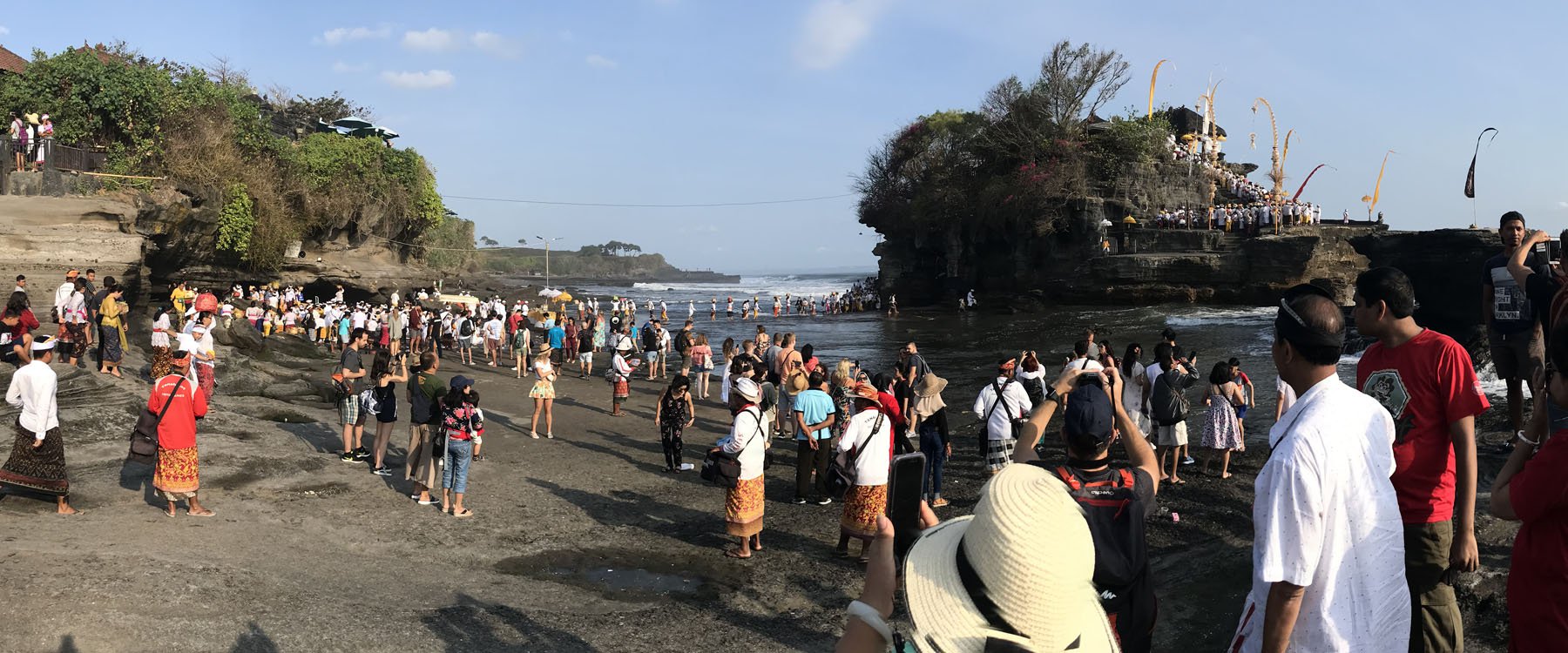 Tanah lot ceremonie.jpg